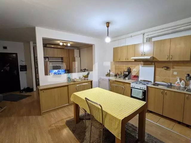 Apartament 2 camere, etaj intermediar, logie si parcare, zona Auchan