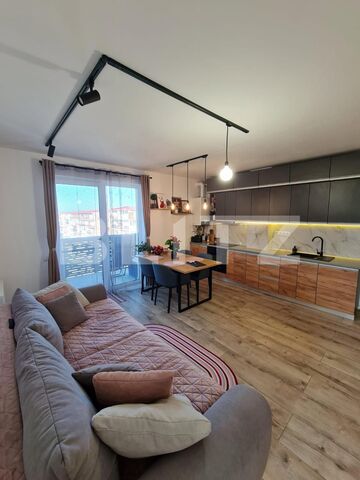 Apartament semidecomandat, 3 camere, garaj, boxa, lift, zona Eroilor