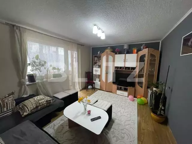 Apartament cu 3 camere, decomandat, balcon, zona Nora