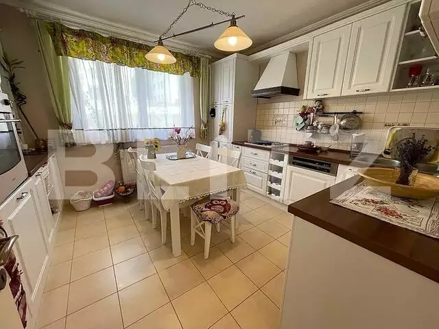 Apartament cu 4 camere la cheie, etaj intermediar, parcare, 2 blacoane, panorama. Este pentru tine!
