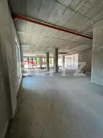 Spatiu comercial cu vitrina, 330 mp, 7 parcari, Floresti