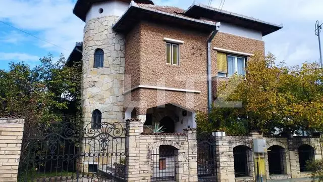 Oportunitate unica! Casa cu arhitectura medievala, 200 mp utili, 500 mp teren, Gheorgheni