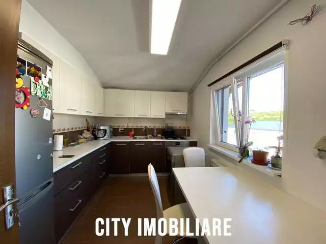 Apartament 3 camere, decomandat, mobilat, zona de case, str. C
