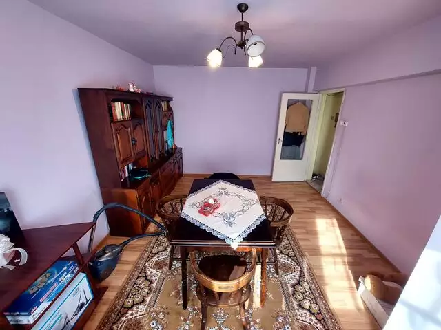 Apartament 2 camere, decomandat, etaj intermediar, zona Calea Floresti