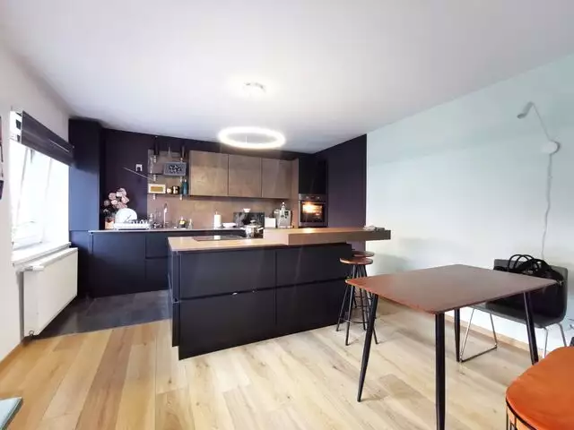 Vila cu 12 camere, 3 bucatari, 3 parcari, 321 mp utili, 475 mp teren