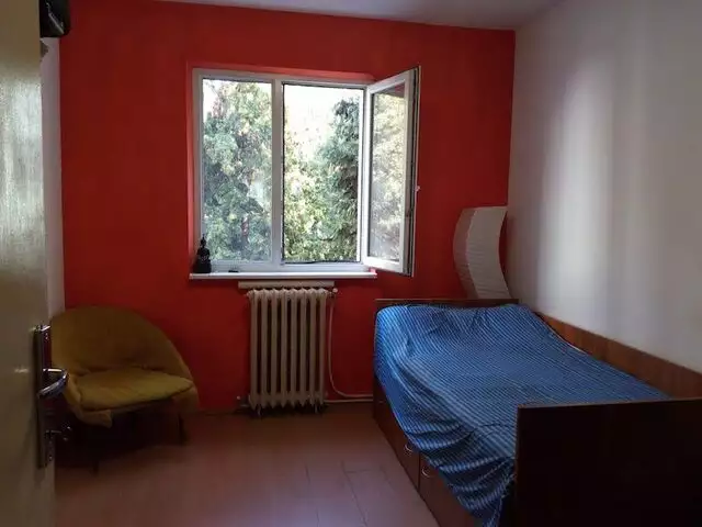 Apartament 3 camere decomandat etaj 2/4 bloc izolat zona strazii Putna