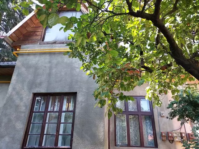 Imobil in zona centrala, cota parte din curte, pod mansardabil