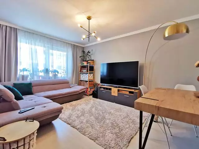Apartament 2 camere, etaj 1/4, ultrafinisat, decomandat, zona Iulius