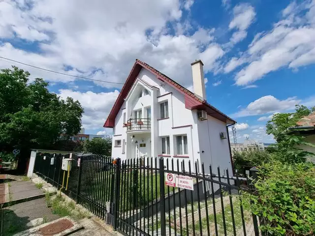 Casa solida, spatioasa, teren 600 mp, parcari, zona de case