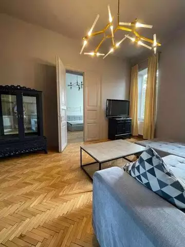Apartament  decomandat cu 3 camere,  zona centrala