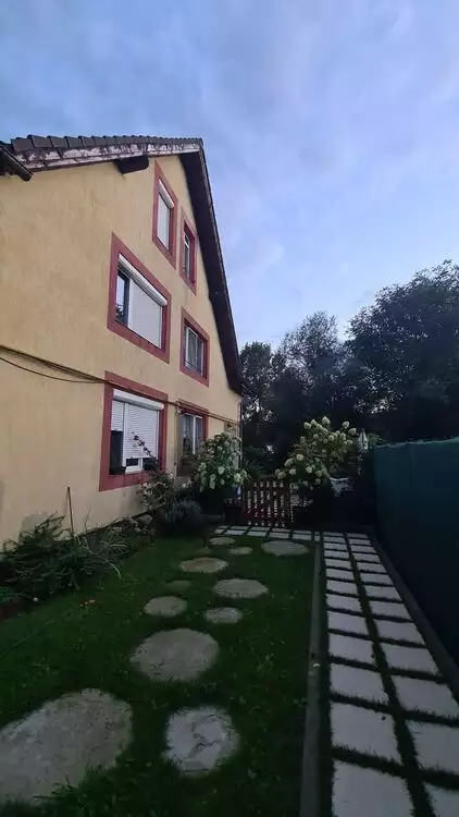 Casa ultrafinisata cu gradina spectaculoasa,locatie retrasa