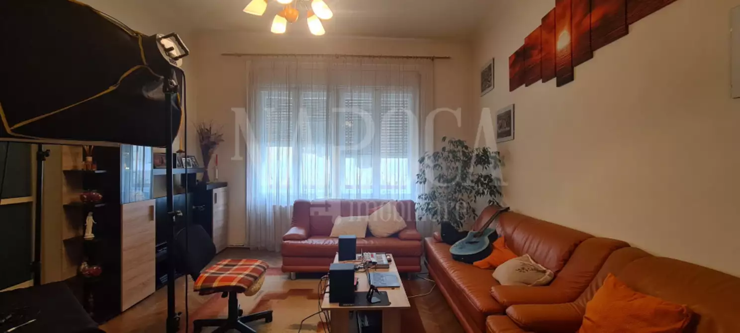 De vanzare casa, 5 camere in Centru - PropertyBook