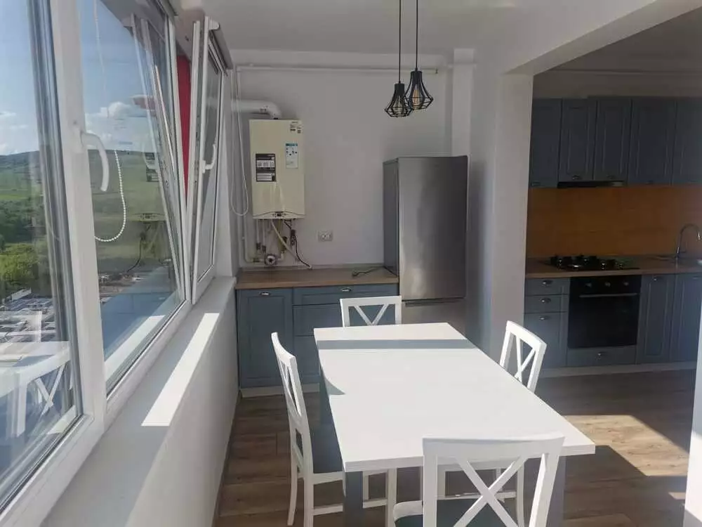 Se vinde apartament, 3 camere, in Floresti, zona Centru