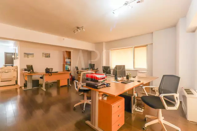 Se vinde apartament, 4 camere in Plopilor
