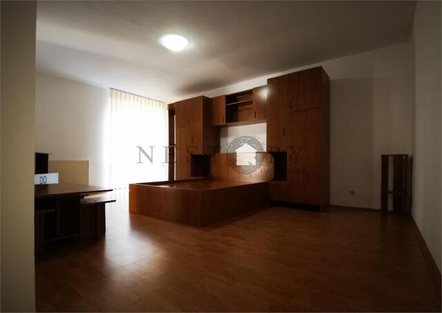 Apartament spatios cu o camera, etaj 1, Plopilor - PropertyBook