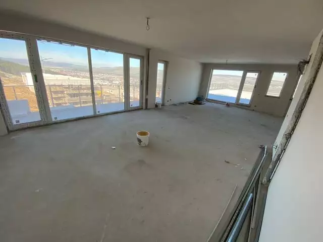 Vanzare apartament, 4 camere, in Floresti, zona Centru