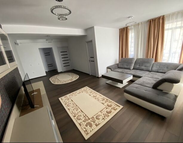 Vanzare apartament, 3 camere, in Floresti, zona Centru