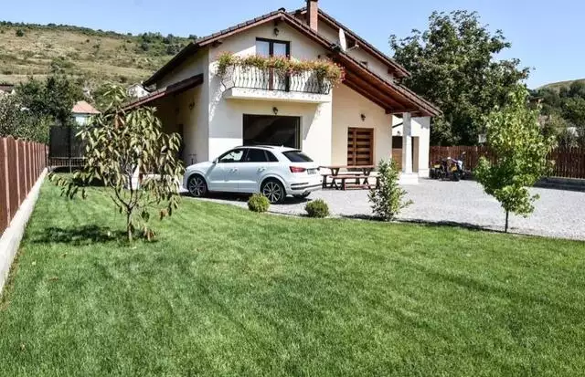 Se vinde casa, 4 camere, in Baciu, zona Centru