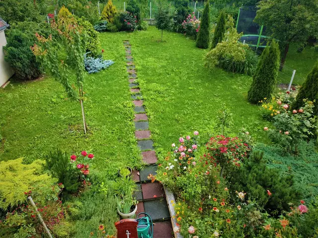 Casa noua cu 2 apartamente si gradina splendida in cartierul Gruia!